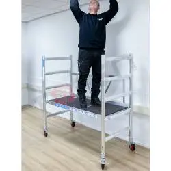 Pracownik na rusztowaniu
