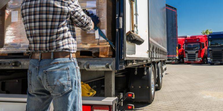 Jak zabezpieczyć rusztowanie budowlane przed zniszczeniem podczas transportu?