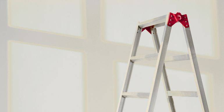 Na co warto zwrócić uwagę przy wyborze drabiny do pracy w domu?