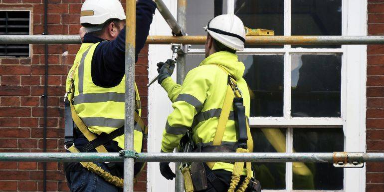 Jakie wyposażenie dodatkowe zwiększa bezpieczeństwo pracy na rusztowaniach aluminiowych?