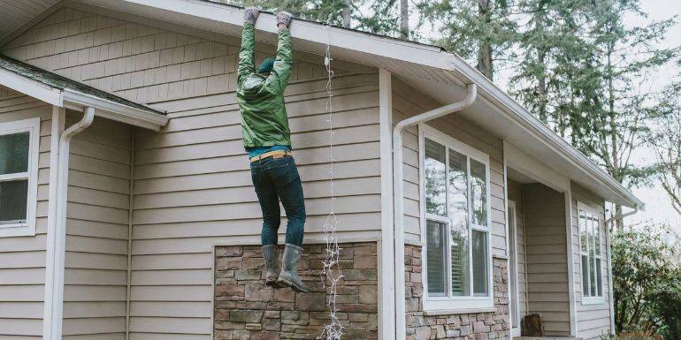Dekorowanie elewacji domu bez wpadki - wybierz idealną drabinę do wieszania lampek świątecznych